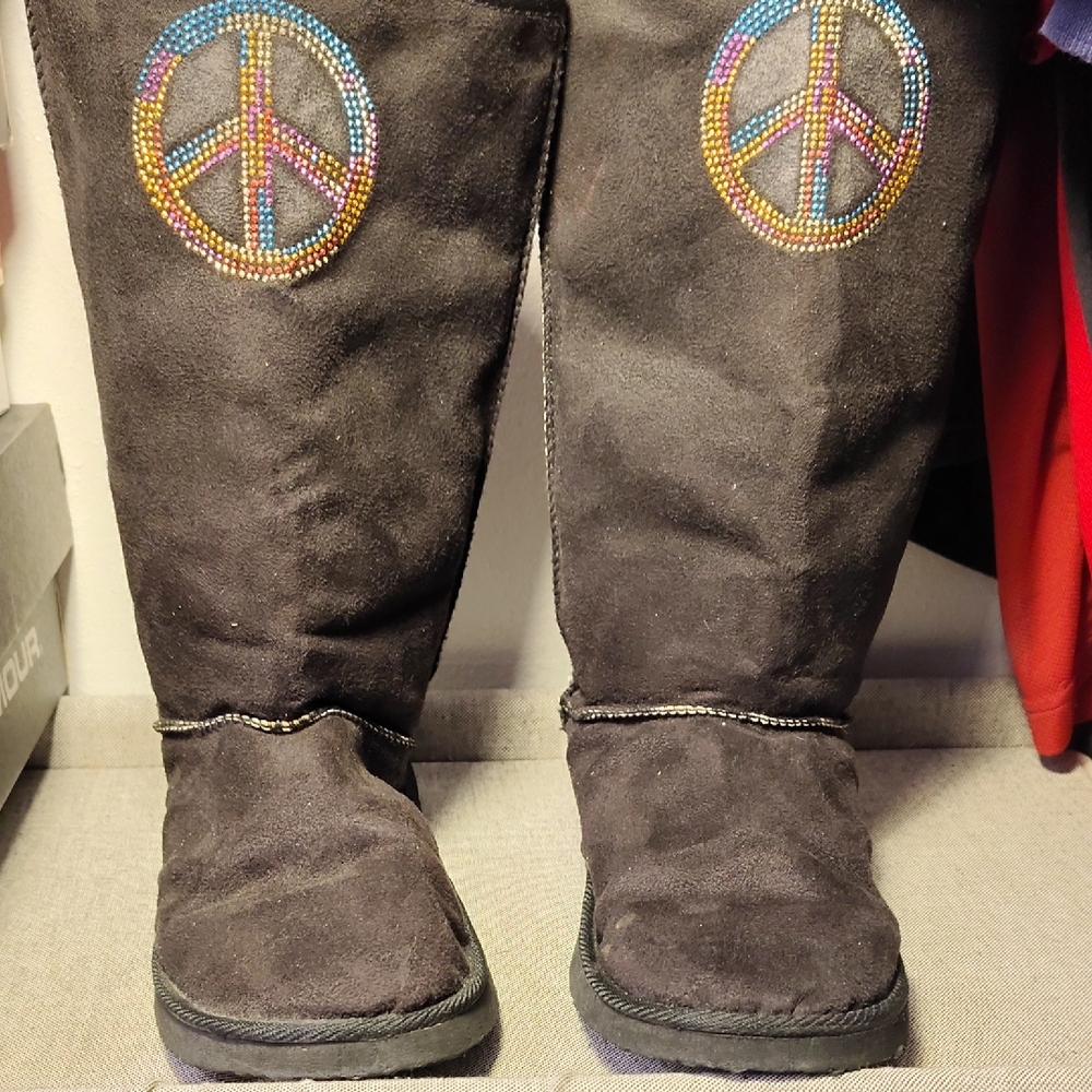 Women's Black Winter Boots with Peace Sign Design